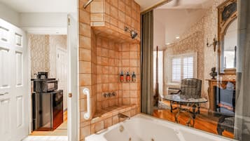 Suite Prestigio, 1 cama King size, balcón | Baño | Amenidades de baño gratuitas, secadora de cabello, batas, toallas
