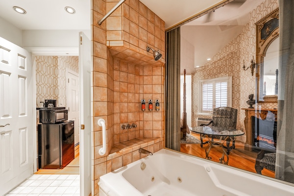 Suite Khas, 1 Tempat Tidur King, balkon | Kamar mandi | Perlengkapan mandi gratis, pengering rambut, jubah mandi, dan handuk