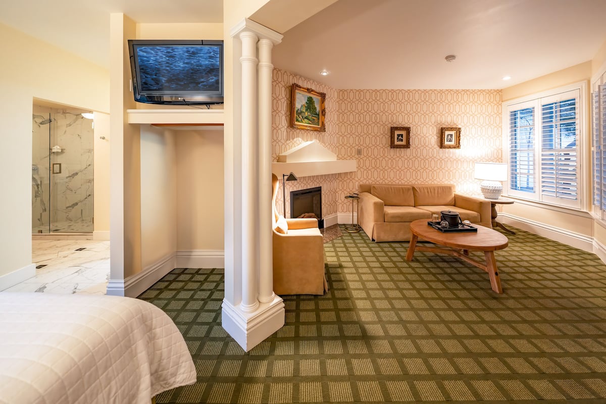 1 bedroom, premium bedding, pillowtop beds, individually decorated