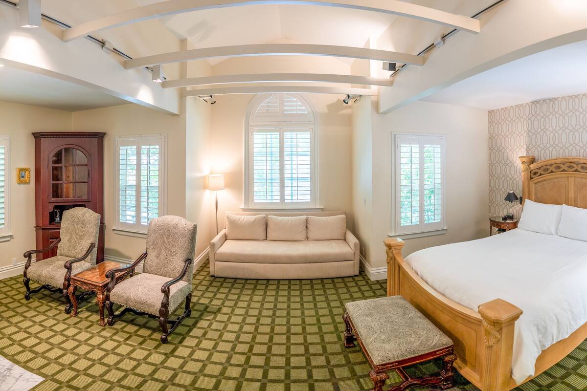 1 bedroom, premium bedding, pillowtop beds, laptop workspace