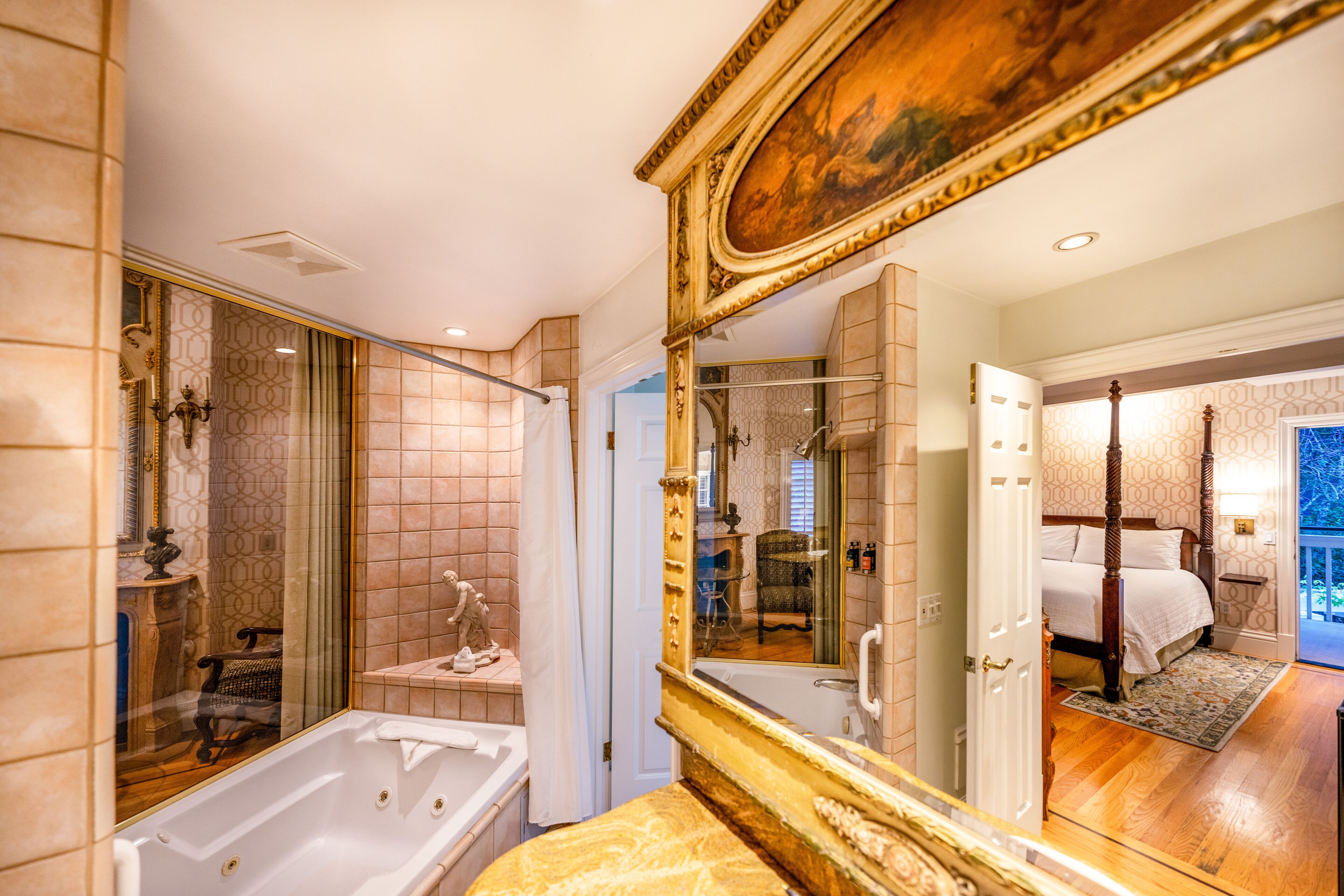 Un baño lujoso con un espejo grande, una bañera y zona de ducha.