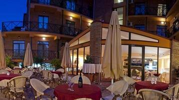 Breakfast, lunch and dinner served