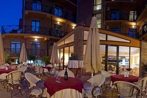 Breakfast, lunch and dinner served