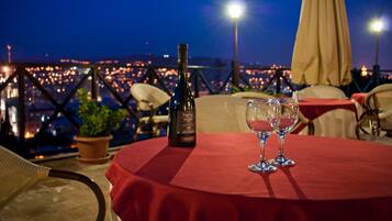 Breakfast, lunch and dinner served