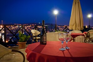 早餐，供應午餐和晚餐