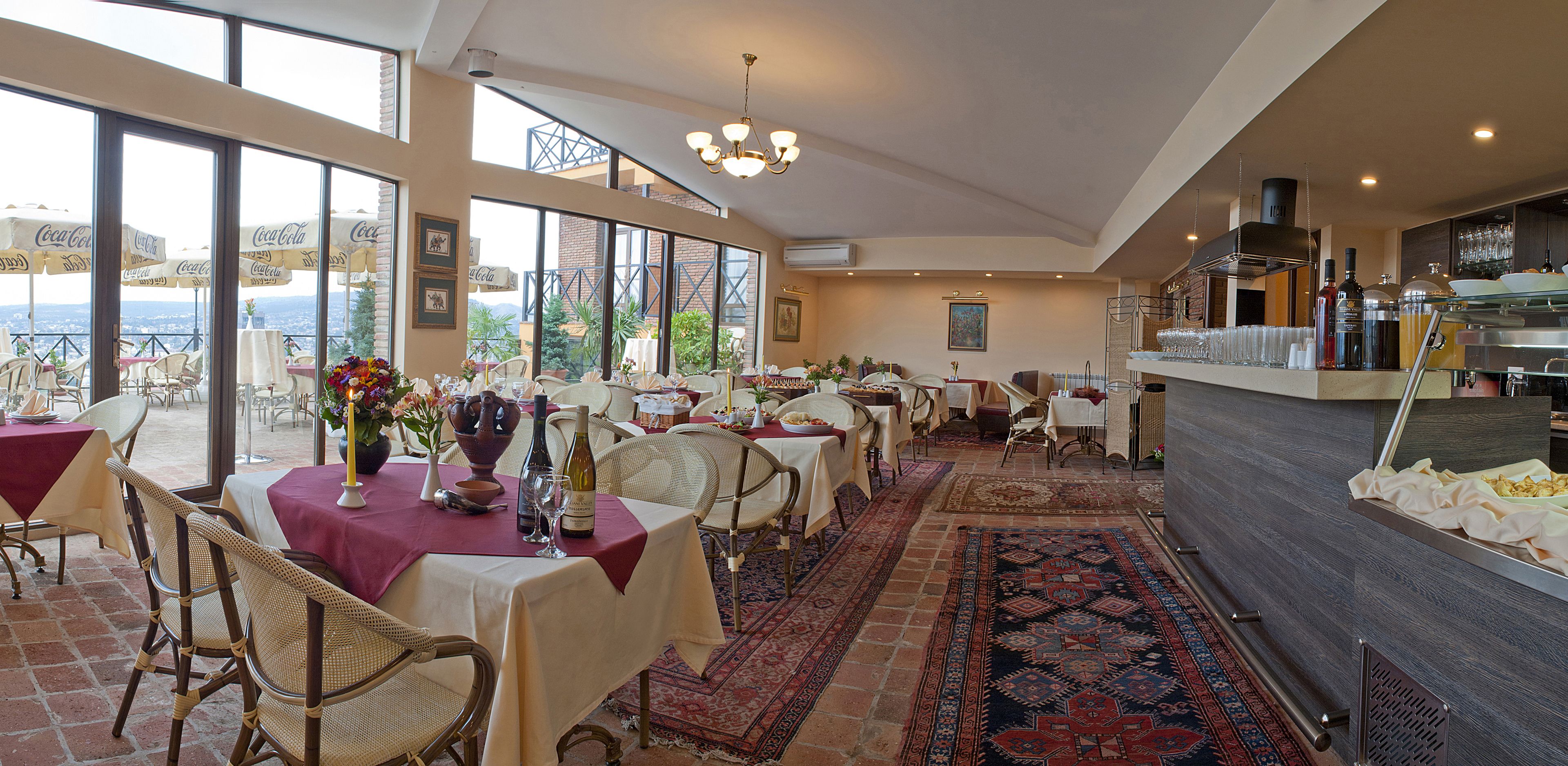 Petit déjeuner, déjeuner et dîner servis sur place