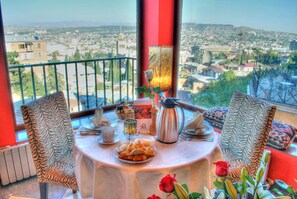 早餐，供應午餐和晚餐