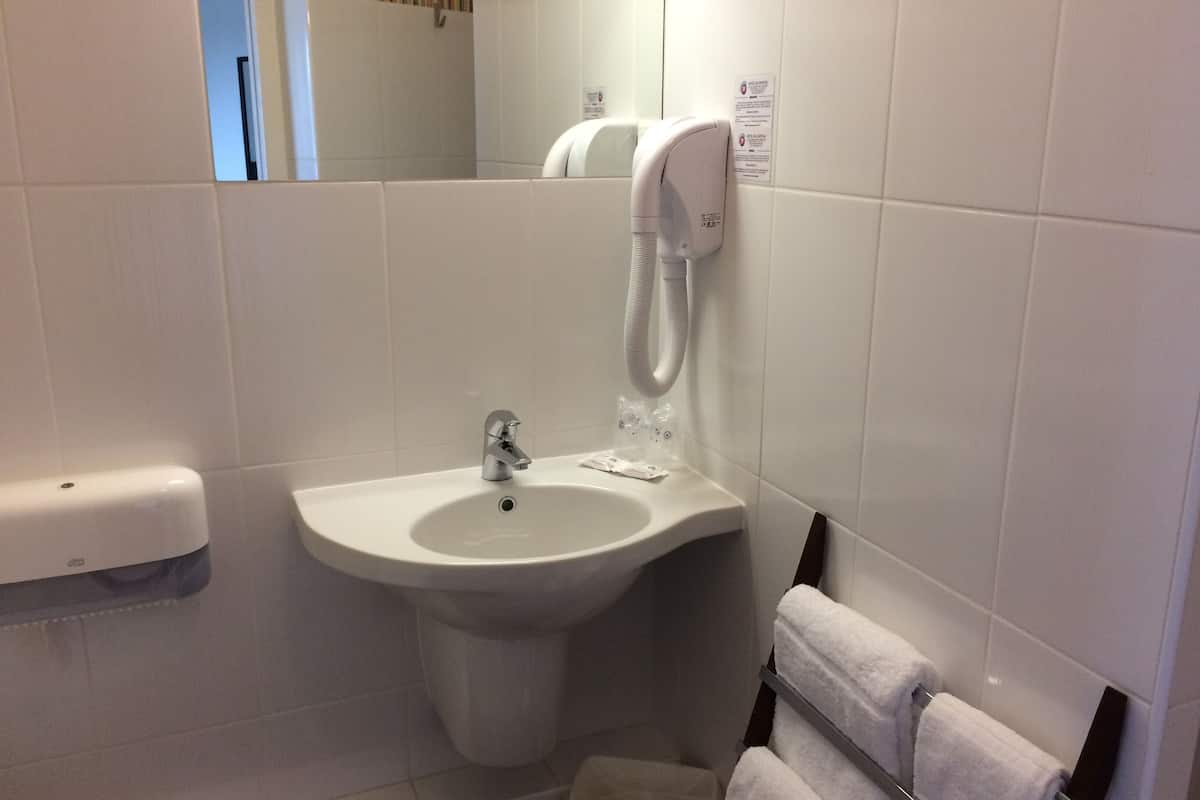 family triple room | bathroom | hair dryer, towels