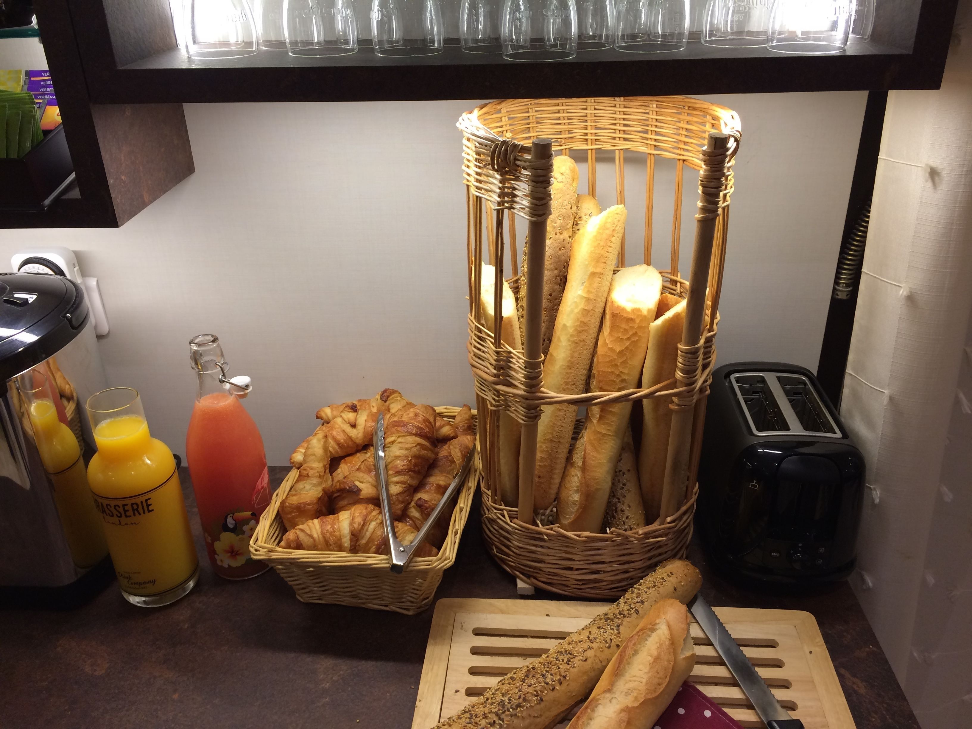 Daily buffet breakfast (EUR 12.5 per person)