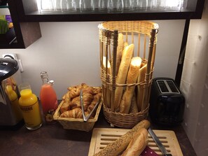 Daily buffet breakfast (EUR 12.5 per person) - The Originals City, Hôtel du Château (Pontivy)