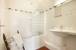 Habitación doble superior | Baño | Secador de pelo y toallas