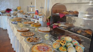 A buffet with various baked goods and desserts. - Forum Palace Hotel (Cassino)