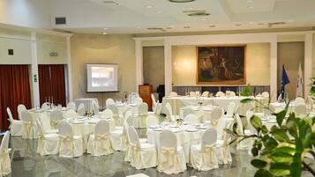 Serveert ontbijt, lunch, diner, Italiaanse gerechten