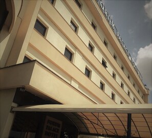 A multi-story building with a flat facade and a sign reading "FORUM PLACE HOTEL". - Forum Palace Hotel (Cassino)