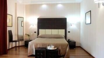 Een minibar, een kluis op de kamer, een bureau, geluiddichte muren