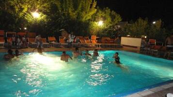 Una piscina al aire libre de temporada