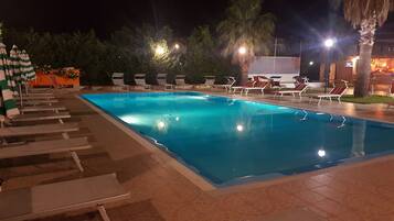 Piscine extérieure (ouverte en saison)