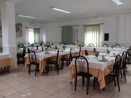 供应午餐和晚餐，地方菜