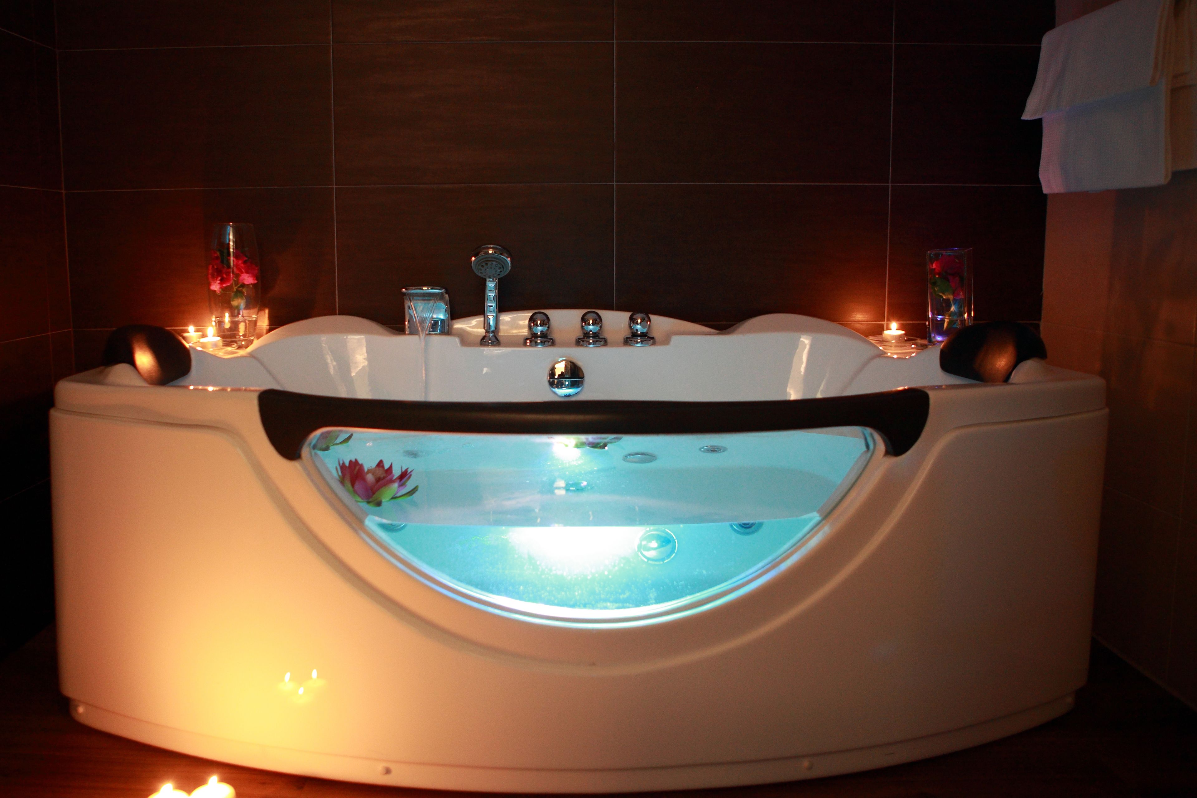 superior room, hot tub | bathroom | free toiletries, hair dryer, bidet, towels