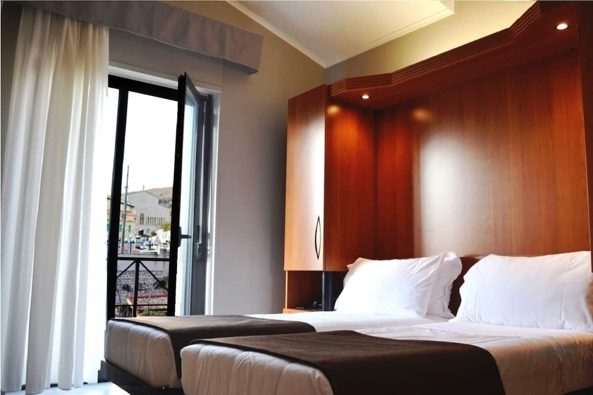 Minibar, Zimmersafe, Schreibtisch, laptopgeeigneter Arbeitsplatz