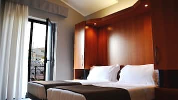 Minibar, coffres-forts dans les chambres, bureau