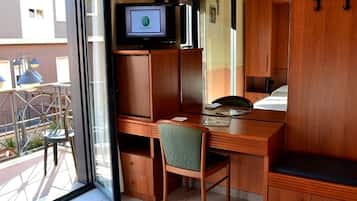 Minibar, coffres-forts dans les chambres, bureau