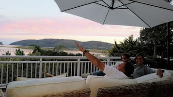 Overnatningsstedets facade – aften/nat