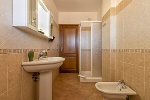 Pancuran mandi, hulu semburan mandi hujan, pengering rambut, bidet 