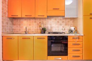 大型雪櫃/冰箱、焗爐、爐具、電熱水壺