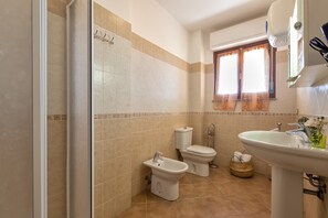 Douche, douche à « effet pluie », sÚche-cheveux, bidet