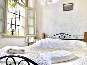 Double Room | Egyptian cotton sheets, pillowtop beds, desk, soundproofing