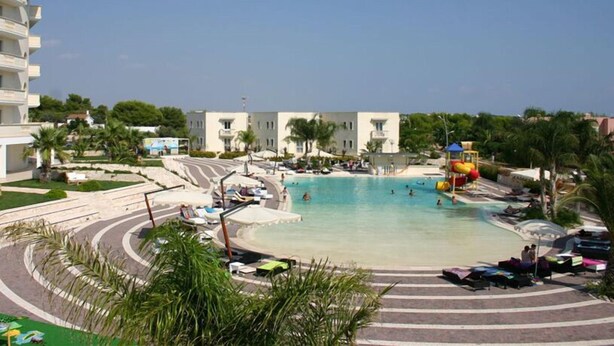 Una piscina al aire libre, tumbonas