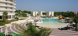 Piscine extérieure, chaises longues