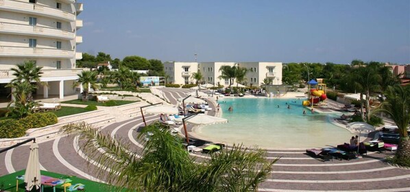 Piscine extérieure, chaises longues