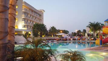 Piscine extérieure, chaises longues