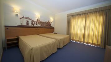 Seprai antialergi, minibar, brankas, dan meja kerja