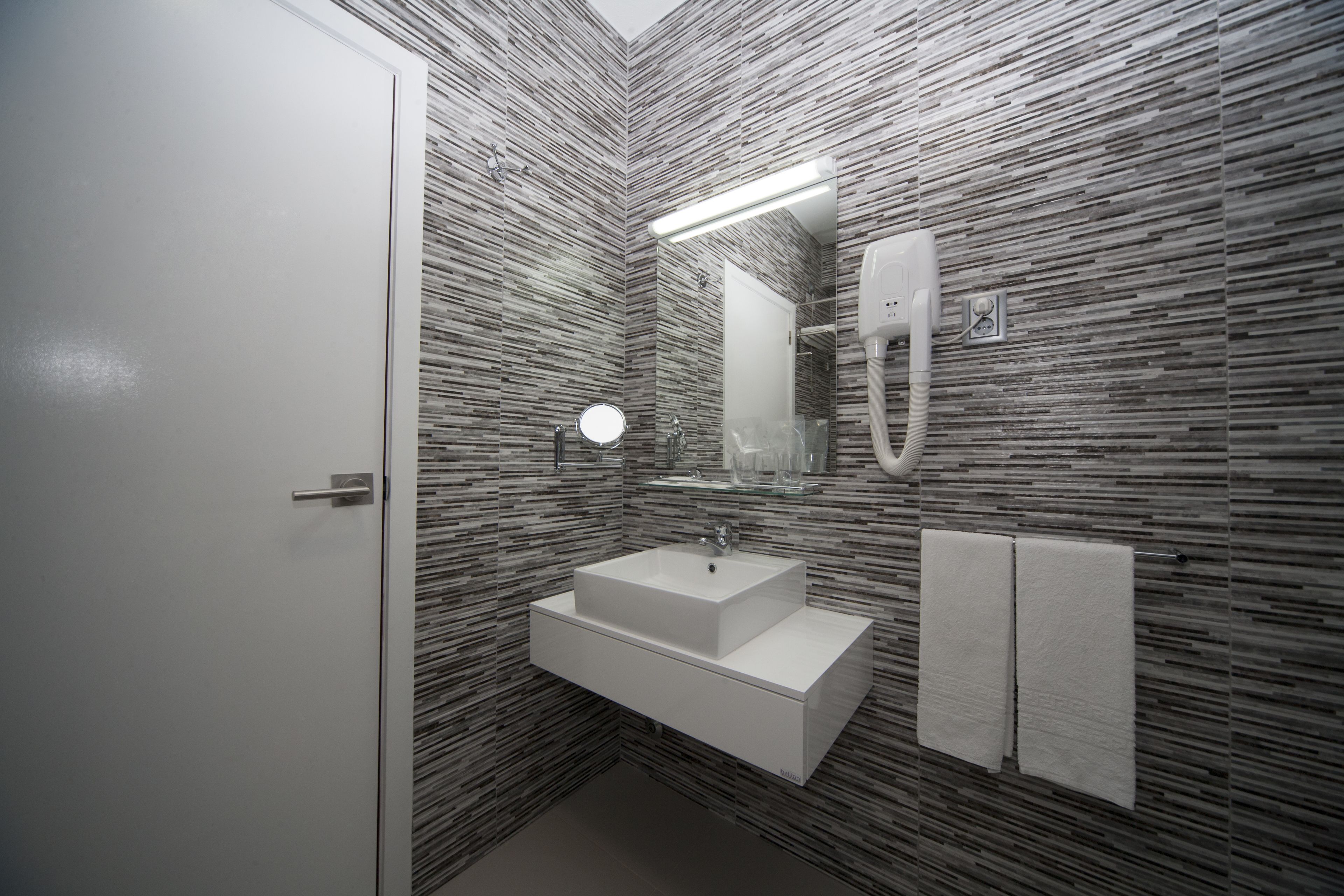 combined shower/bathtub, deep-soaking bathtub, free toiletries