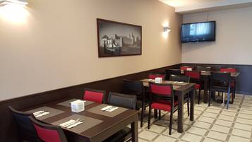 Déjeuner et dßner servis sur place, spécialités Cuisine régionale