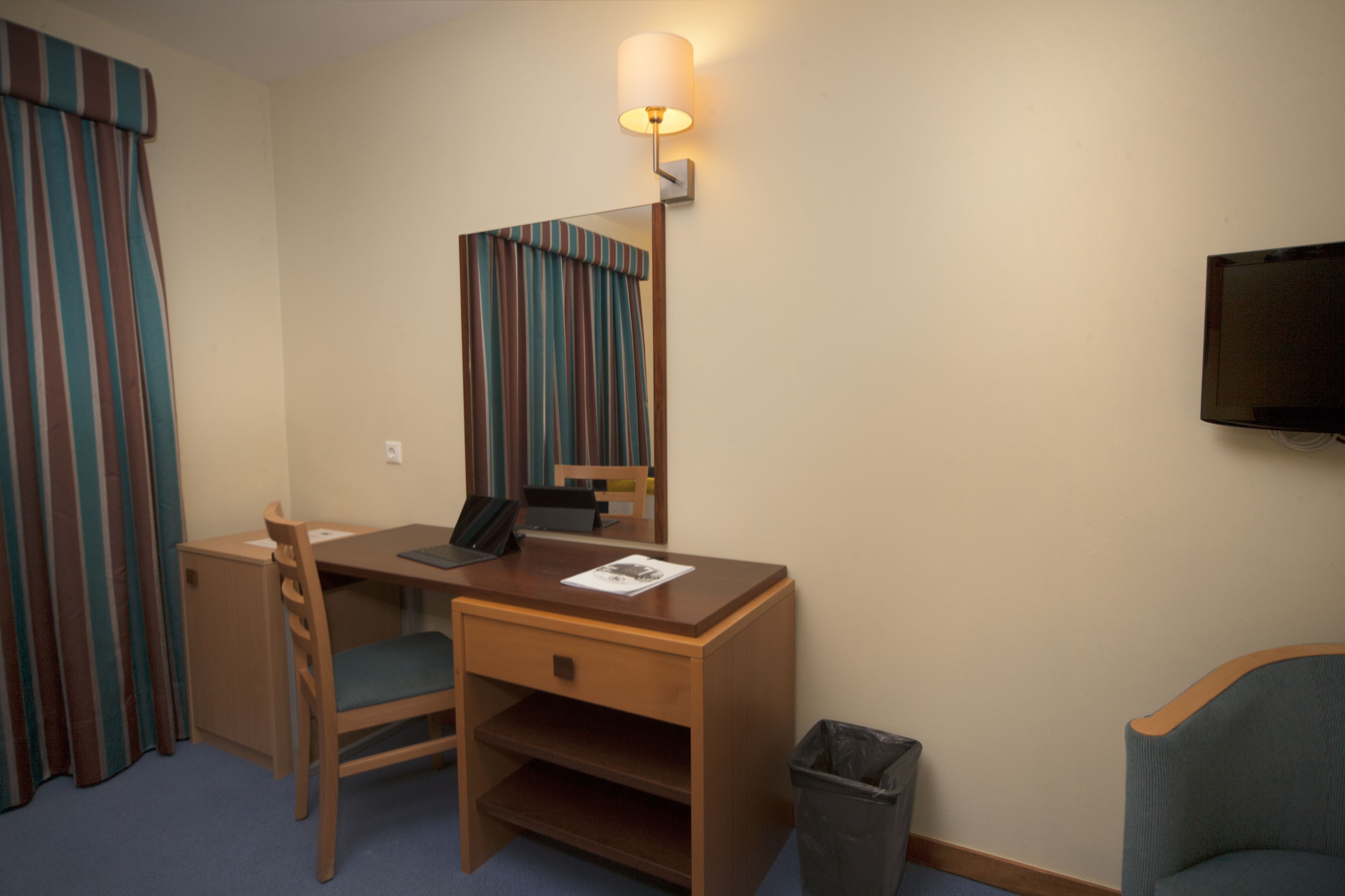 hypo-allergenic bedding, minibar, in-room safe, desk