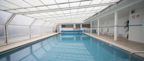 Innenpool, LiegestĂŒhle