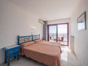 In-room safe, free cots/infant beds, free WiFi, bed sheets - Checkin Garbí (Calella)