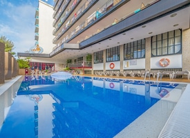Una piscina al aire libre