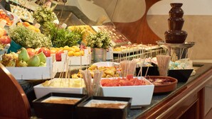 Ein Buffet mit verschiedenen Speisen und einer Schokoladenfontäne.