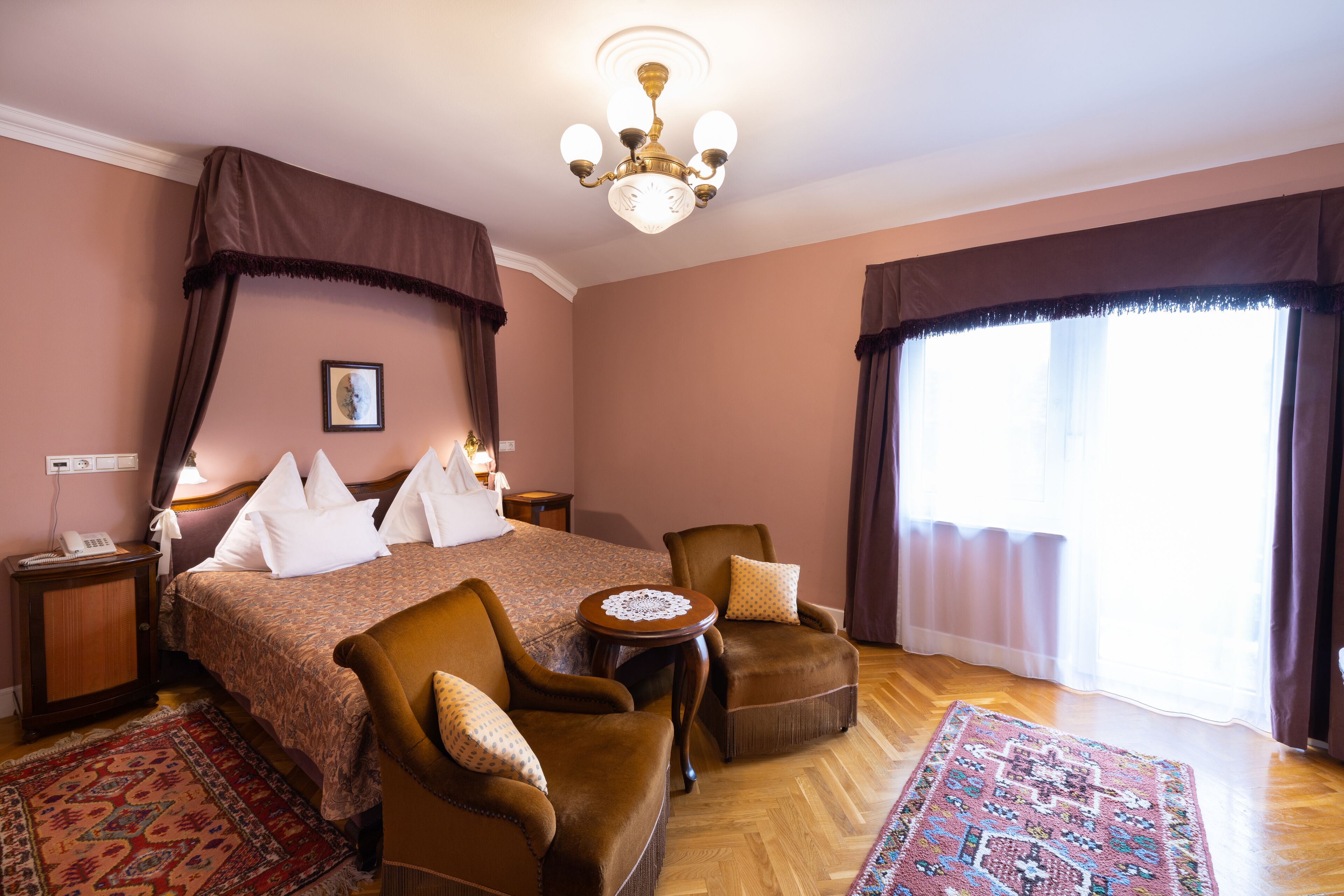 superior franciaágyas szoba | in-room safe, desk, free wifi, bed sheets