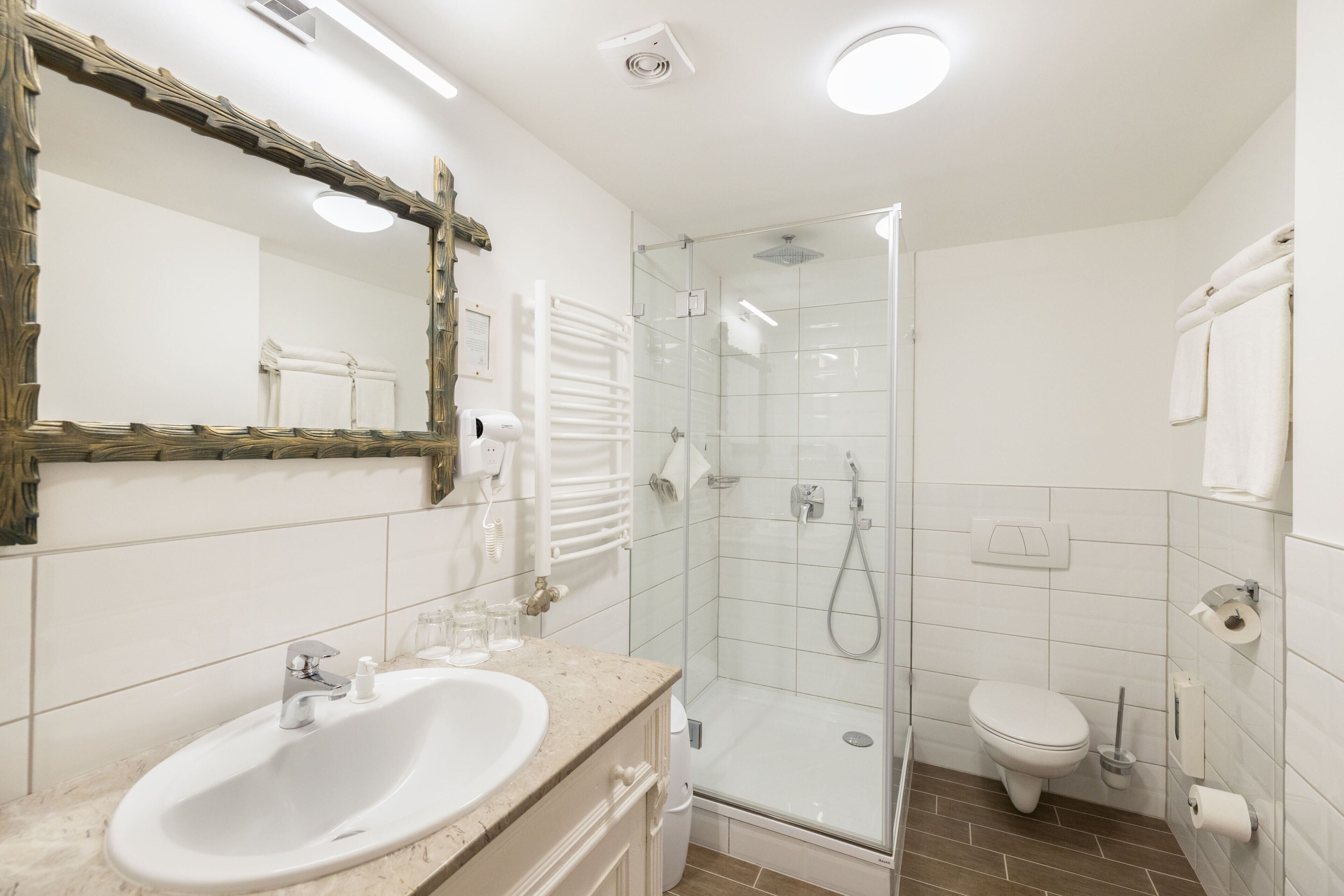 Habitación cuádruple superior | Baño | Regadera, secadora de cabello, batas, toallas 