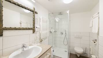 Habitación cuádruple superior | Baño | Regadera, secadora de cabello, batas, toallas