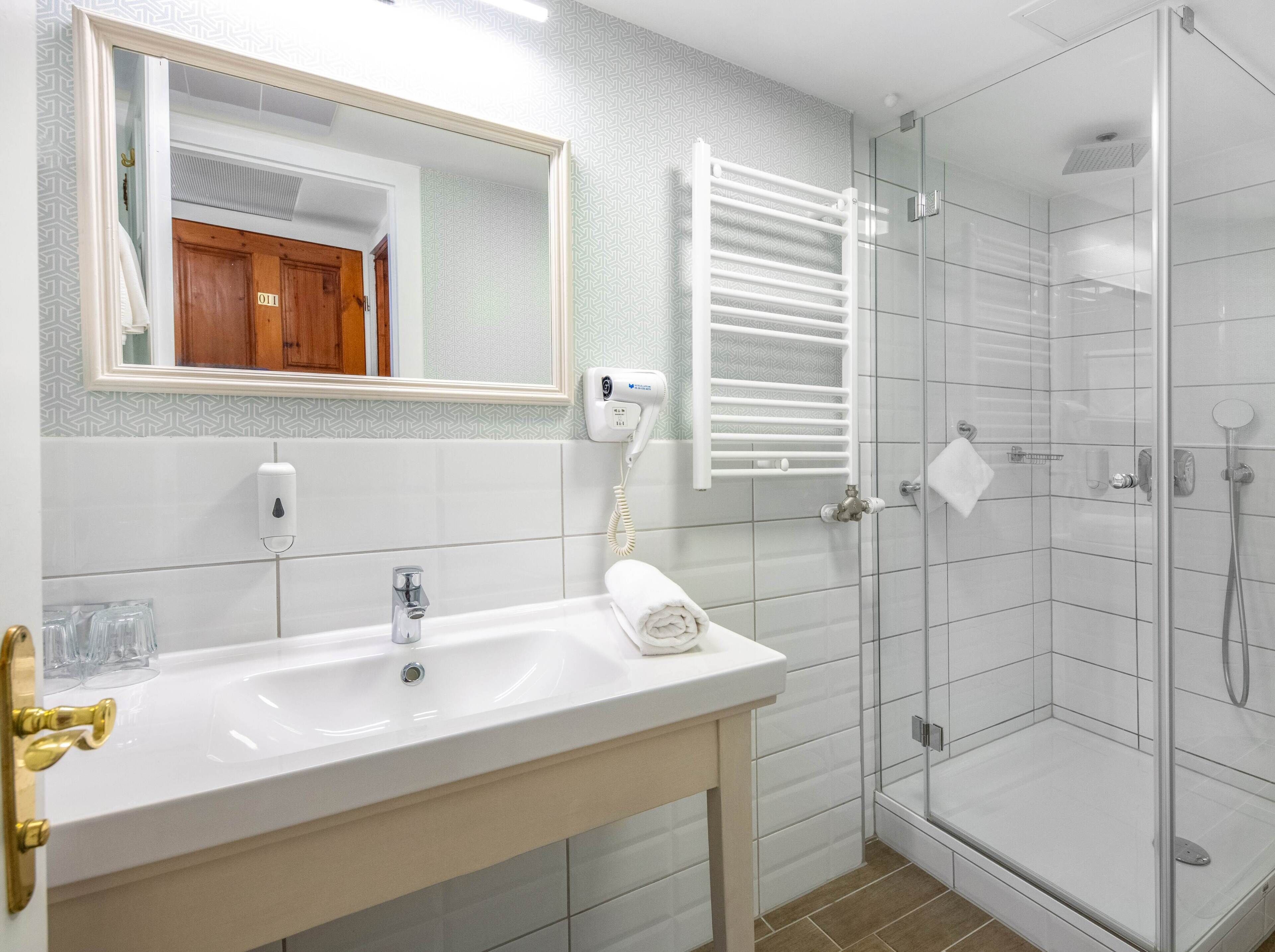 Superior franciaágyas szoba | Bathroom | Shower, hair dryer, bathrobes, towels
