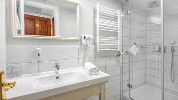 Superior franciaágyas szoba | Bathroom | Shower, hair dryer, bathrobes, towels