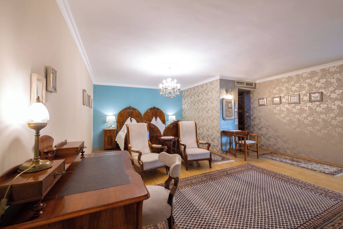 2 chambres, coffres-forts dans les chambres, décoration personnalisée