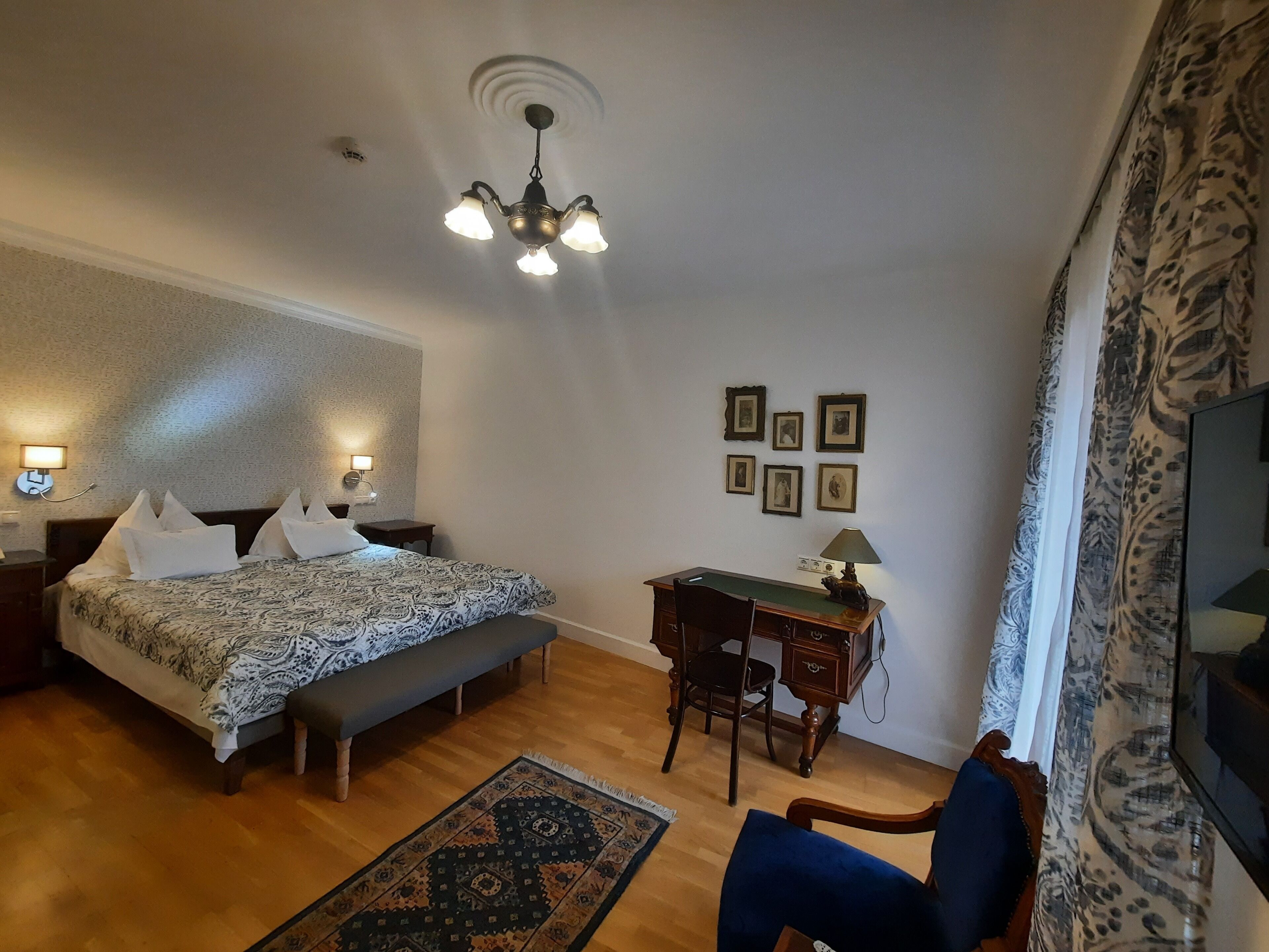 superior franciaágyas szoba | in-room safe, desk, free wifi, bed sheets